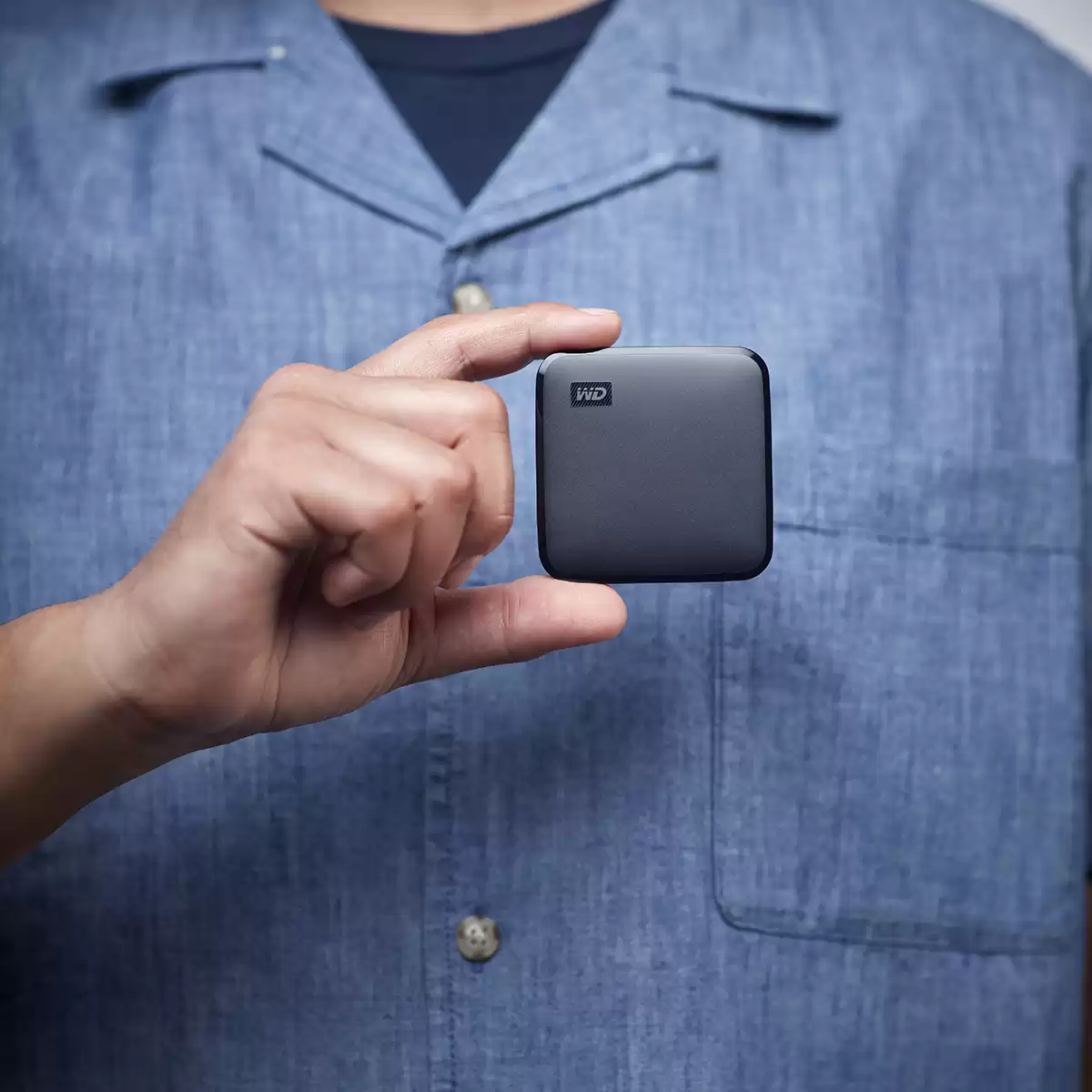 Kompakten wd elements se 2tb zunanji ssd disk v roki