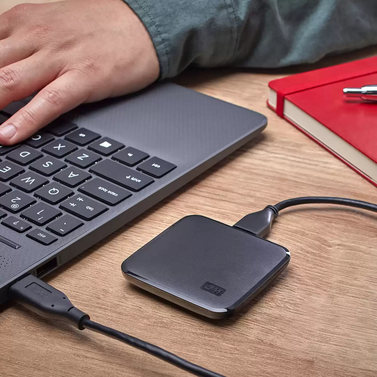 Wd elements se 2tb zunanji ssd disk pri uporabi s prenosnim računalnikom