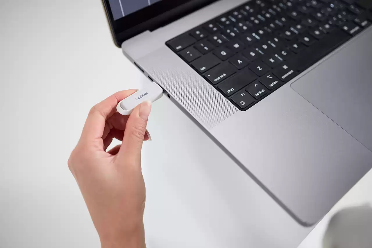 sd-usb-type-c-phone-drive-arctic-white-featured2- Zoom Image